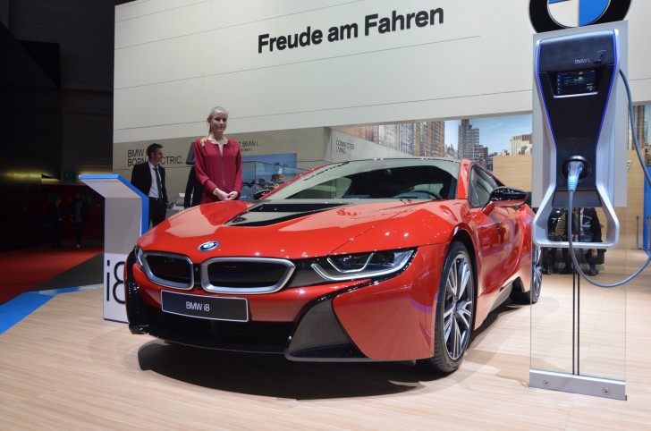 BMWi8プロトンレッドエディションの実車画像!青より断然似合う!